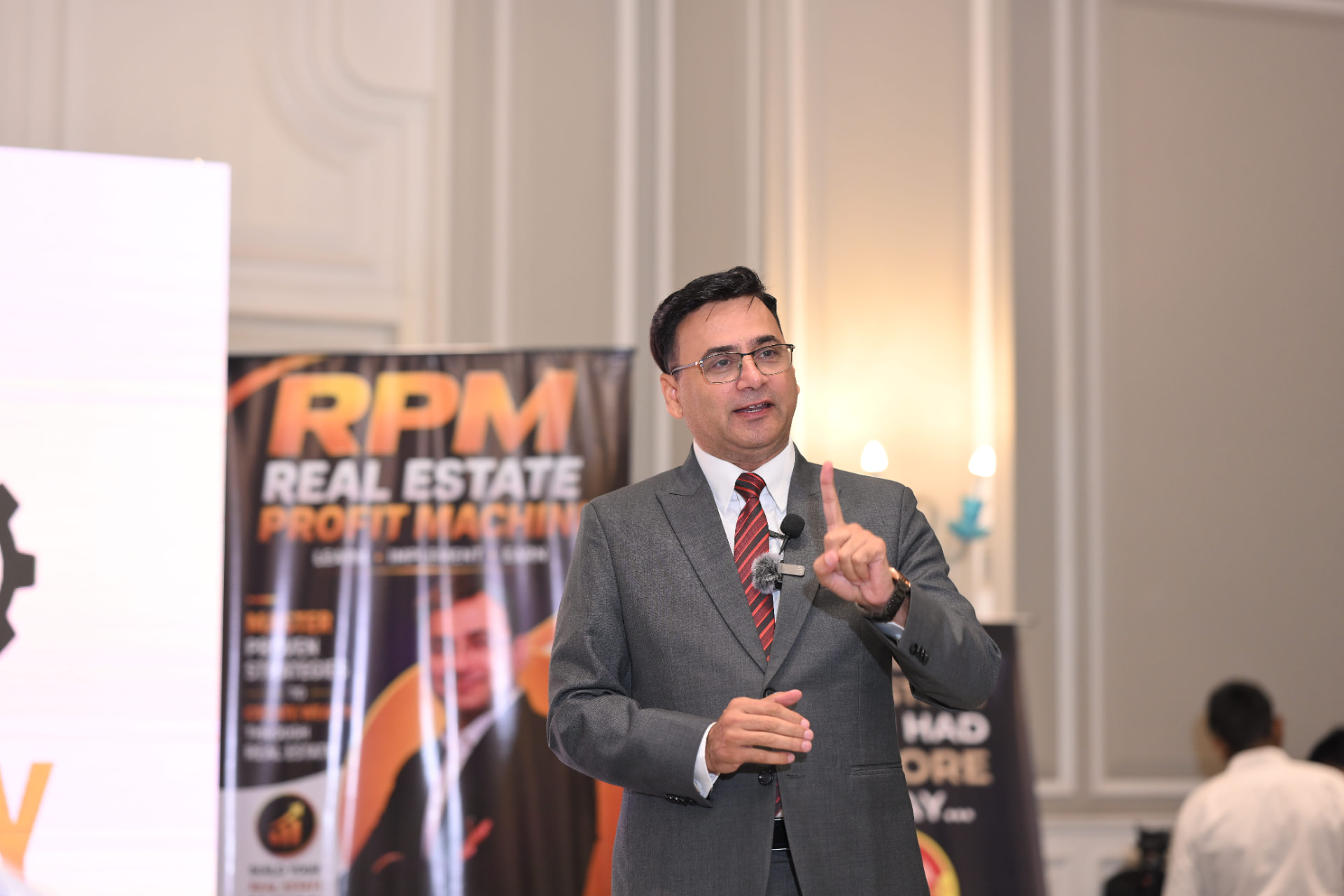 Dr. Lalit Arora teaching the RPM system on stage